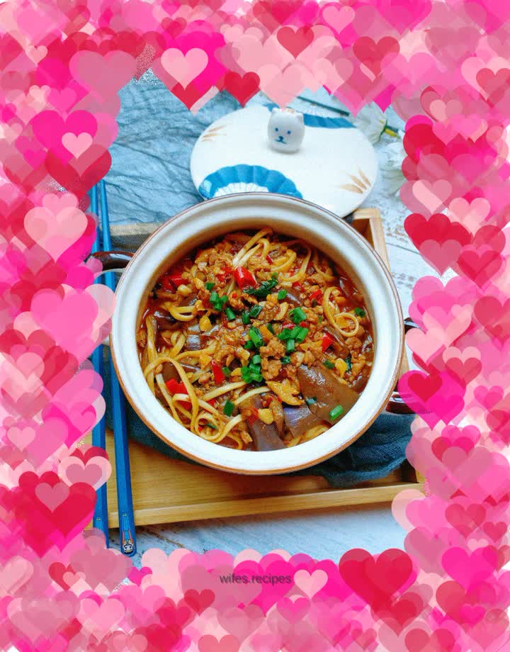 Spicy minced pork and eggplant braised noodles