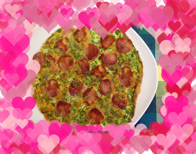 Baked eggs with leek and sausage