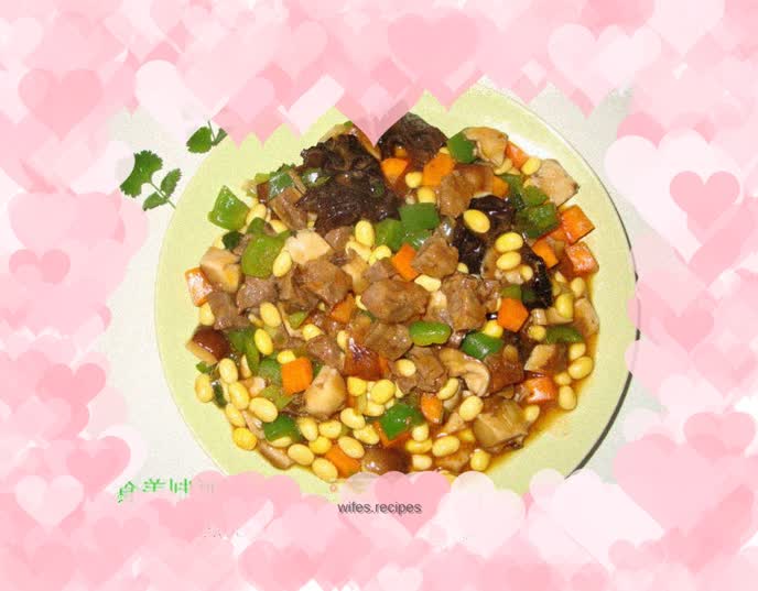 Colorful beef cubes - a combination of meat and vegetables, balanced nutrition