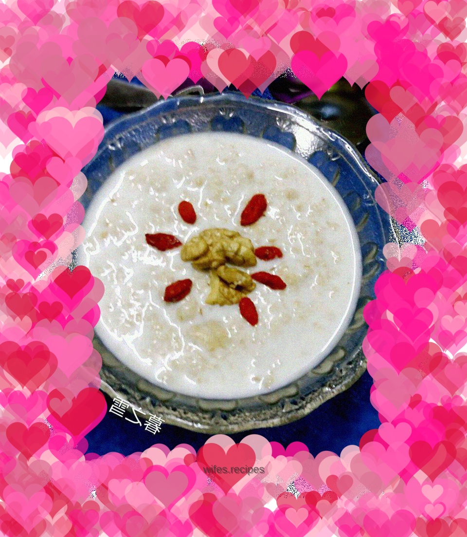 Fragrant milk oatmeal and walnut porridge