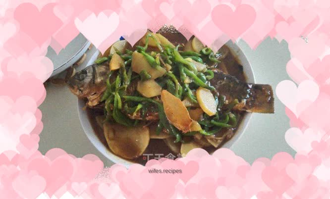 Spicy crucian carp and potato chips