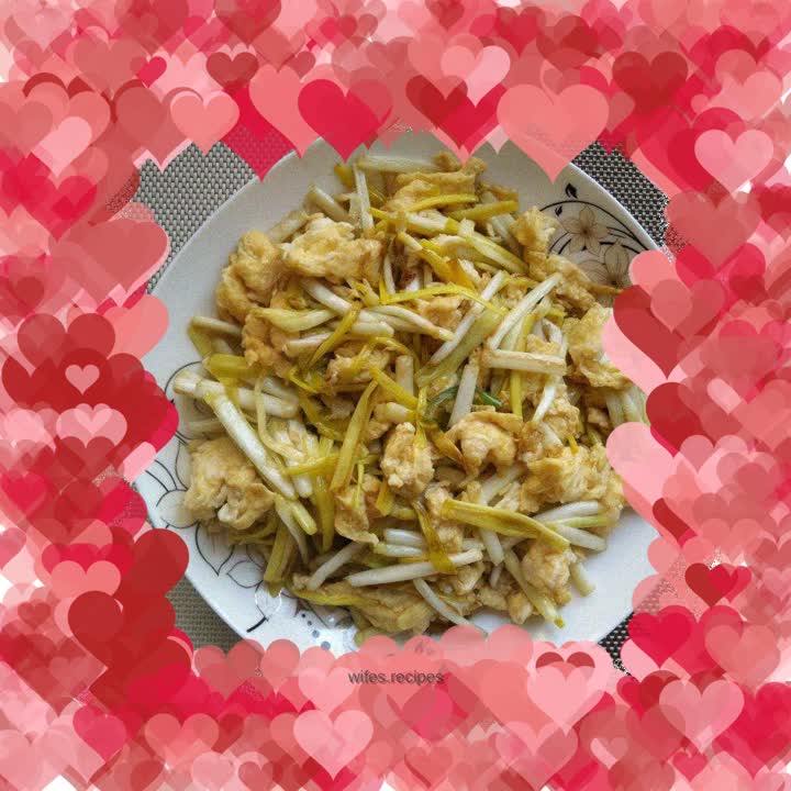 Fried eggs with garlic sprouts