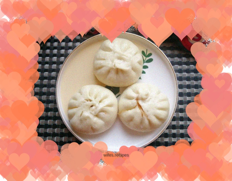Spicy pork and cabbage buns