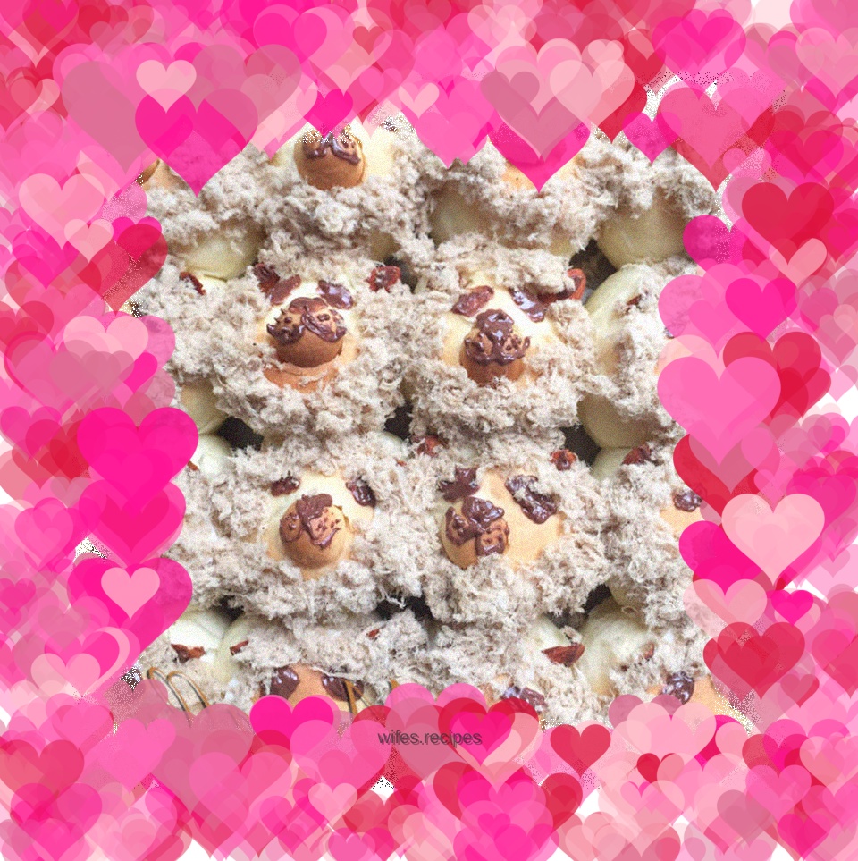 The Golden Retriever Lion King who squeezes the bread