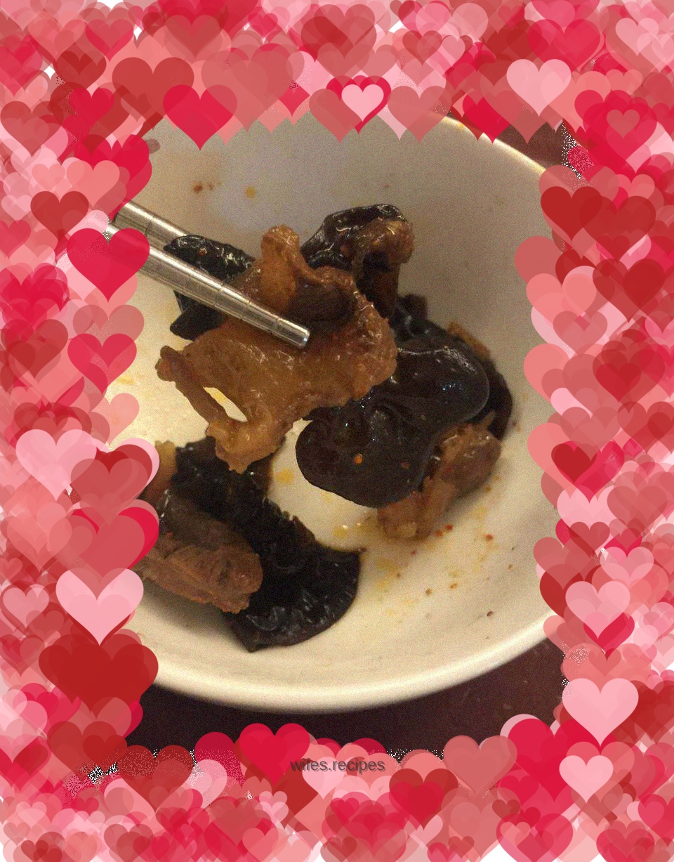 Roasted beef with fungus and tendons