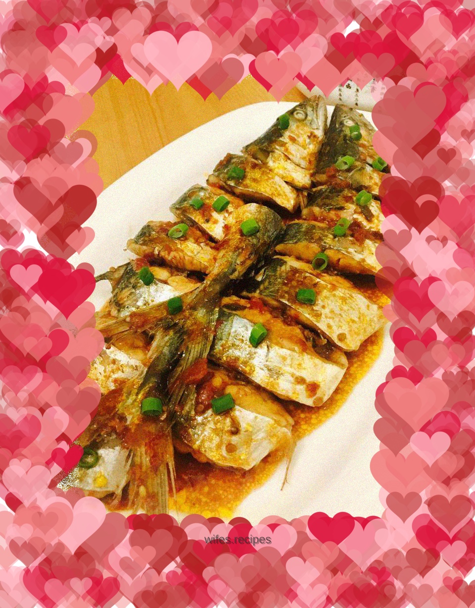 Spanish mackerel with tomato sauce