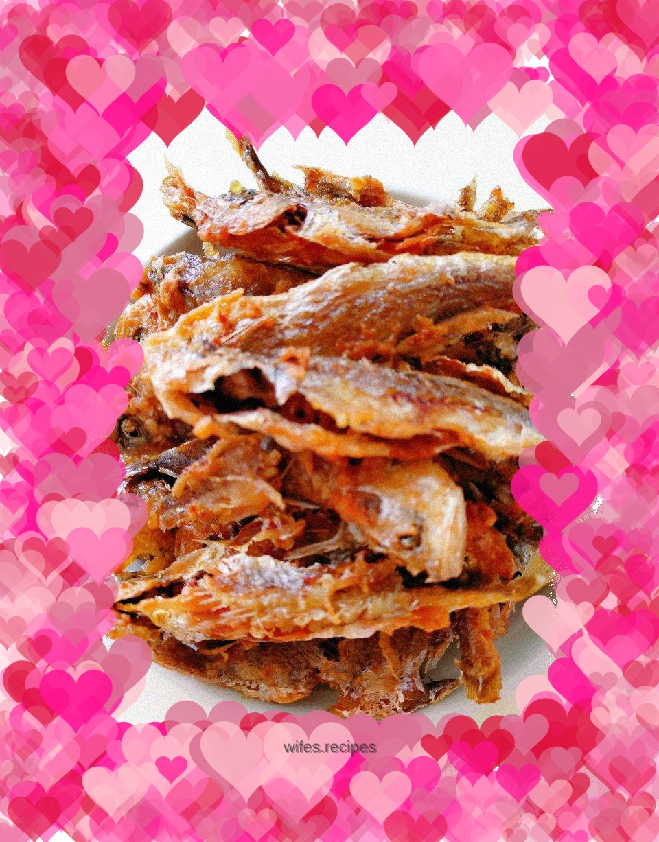 Crispy fried small yellow croaker