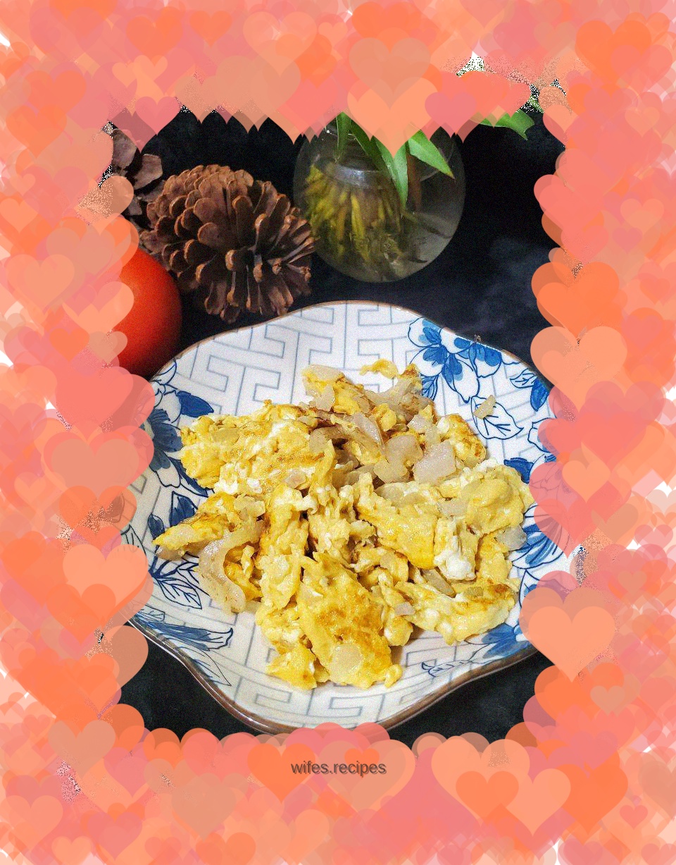 Fried eggs with onions