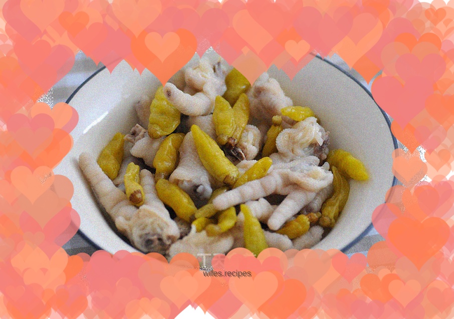 The best snack for watching dramas: pickled pepper and chicken feet