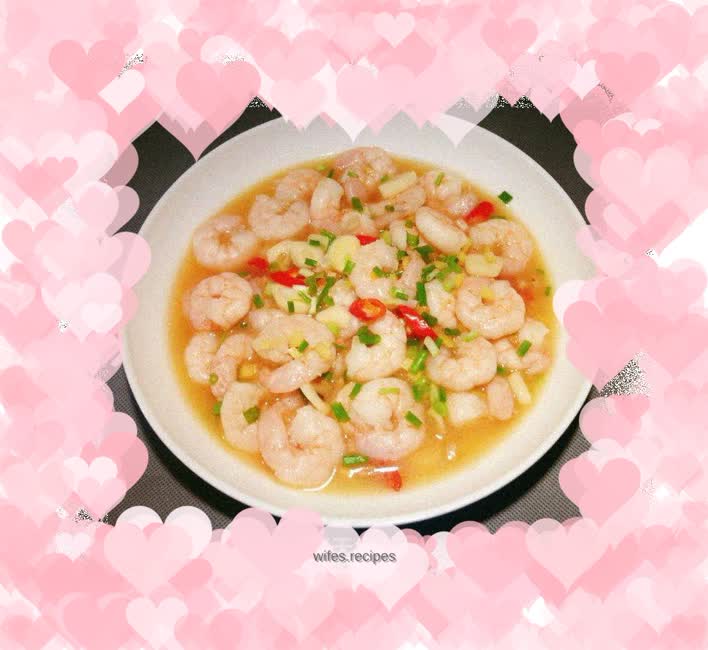 Stir-fried shrimps with millet, pepper and garlic