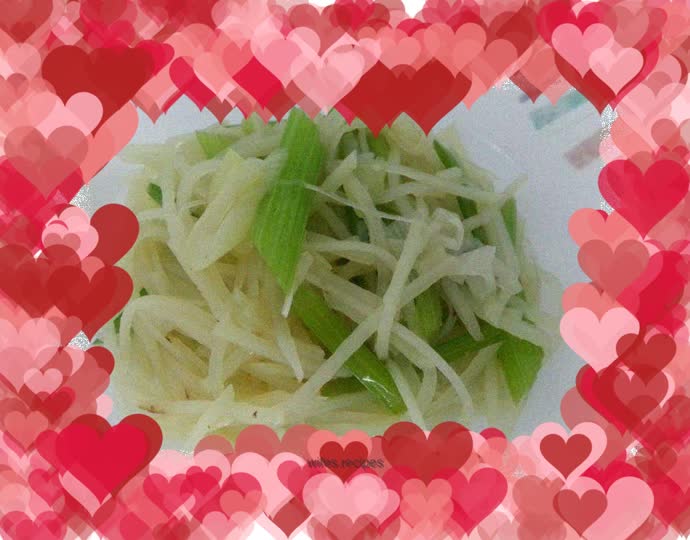 Stir-fried shredded potatoes with celery