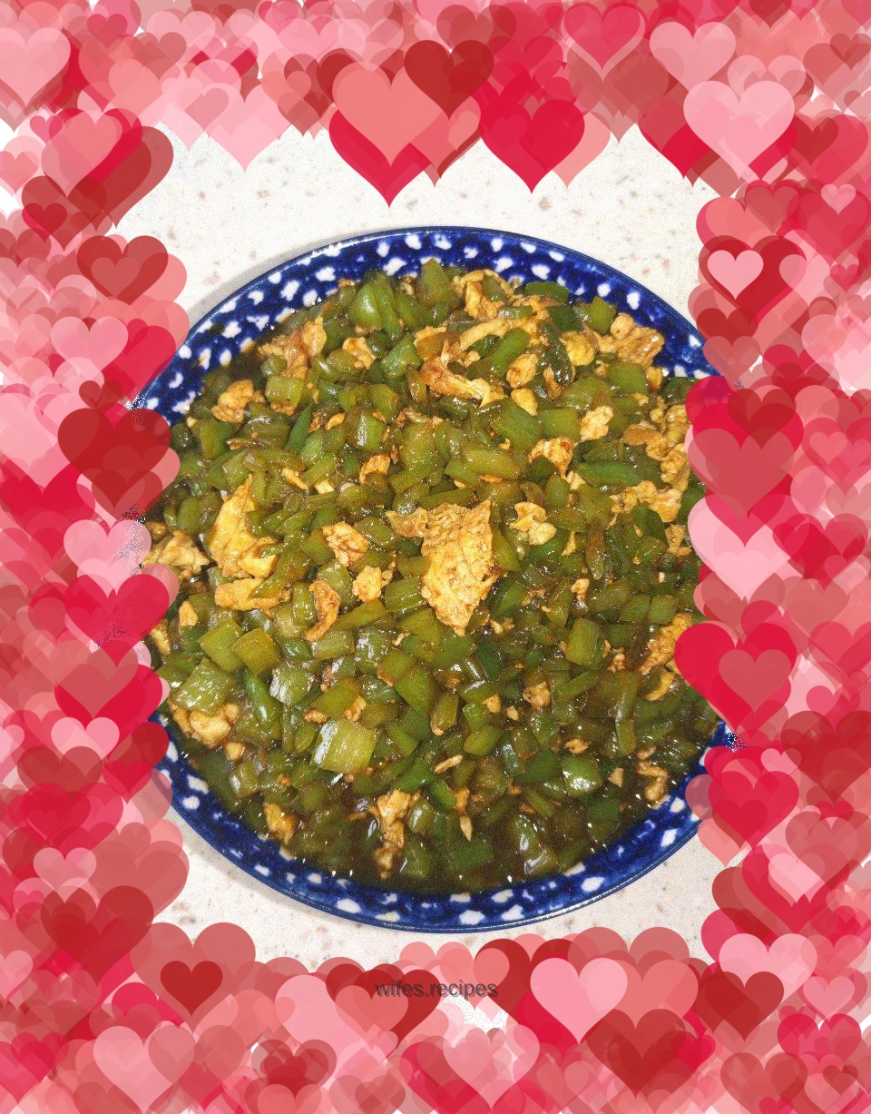 Scrambled eggs with crushed pepper