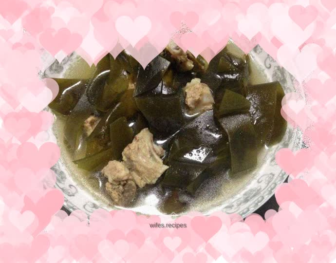 Seaweed and pork ribs soup