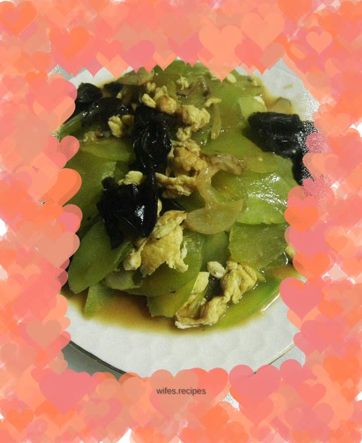 Scrambled eggs with lettuce