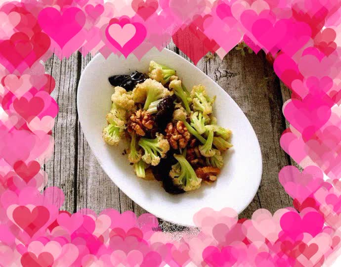 Stir-fried cauliflower with walnut kernels