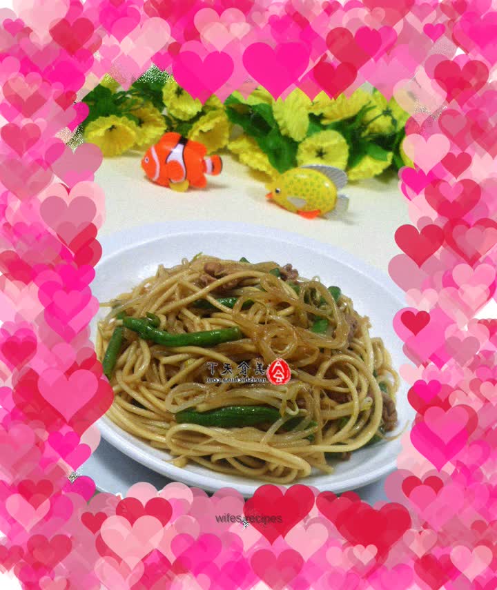 Stir-fried noodles with tenderloin and mung bean sprouts