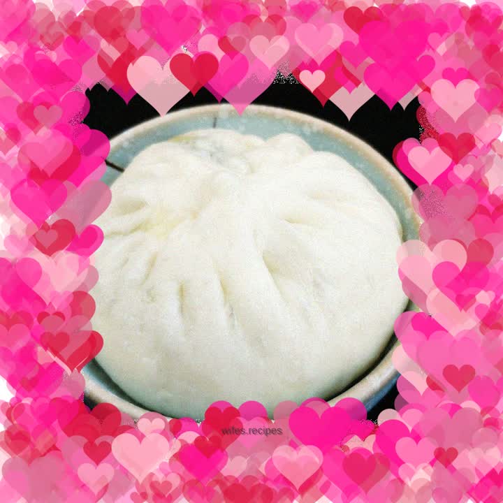 Steamed stuffed buns with chives, eggs and meat