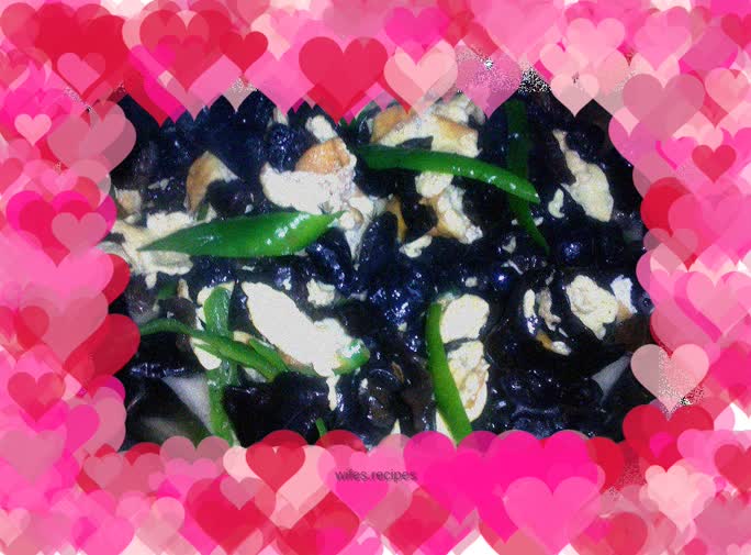 Scrambled eggs with pepper and fungus