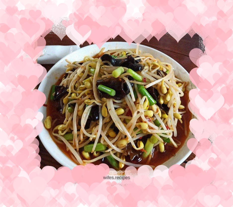 Stir-fried soybean sprouts with chopped pepper and green garlic
