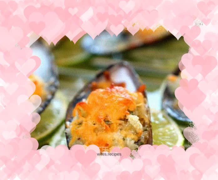 Baked mussels with concentrated cheddar cheese sauce