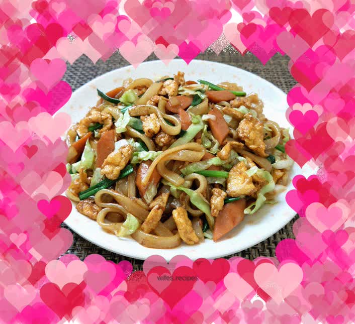 Fried rice noodles with cabbage, ham and eggs