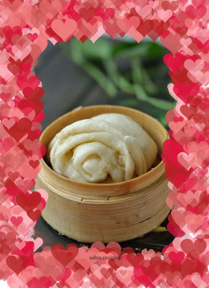 Onion-flavored flower rolls