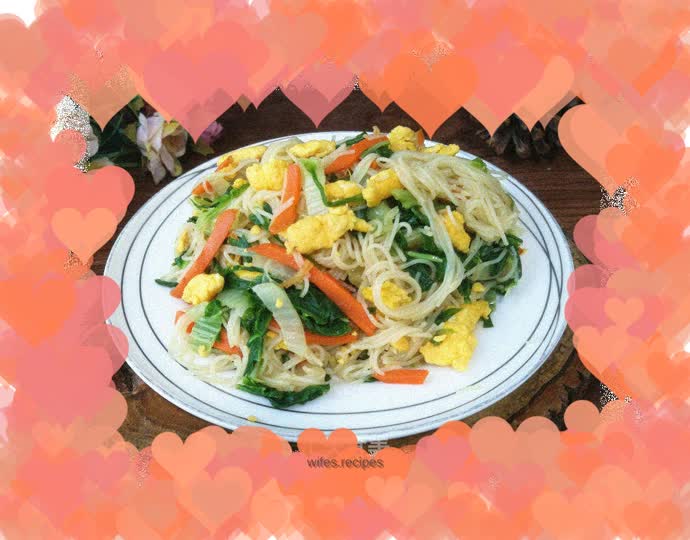 Fried rice noodles with bean sprouts and duck eggs