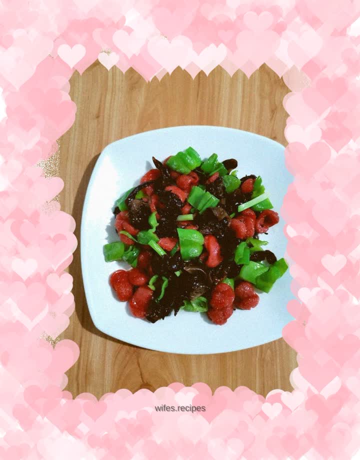 Stir-fried hot dog sausage with green pepper and fungus