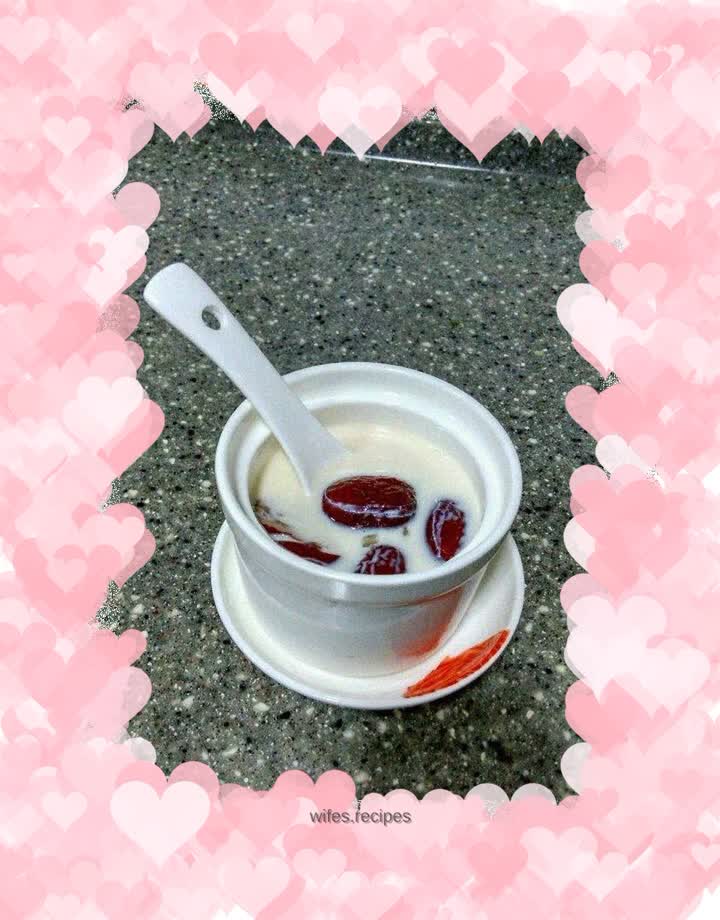 Bird's nest stewed in rock sugar and milk