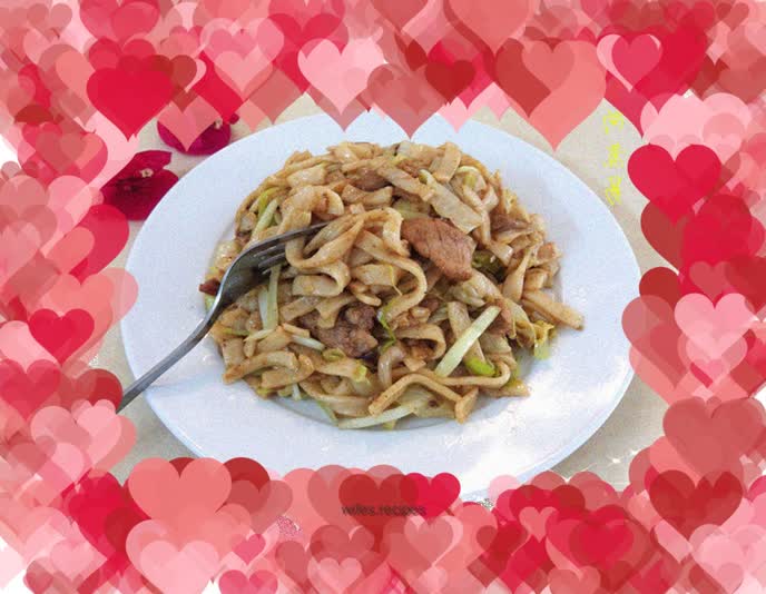 Fried rice noodles with satay sauce