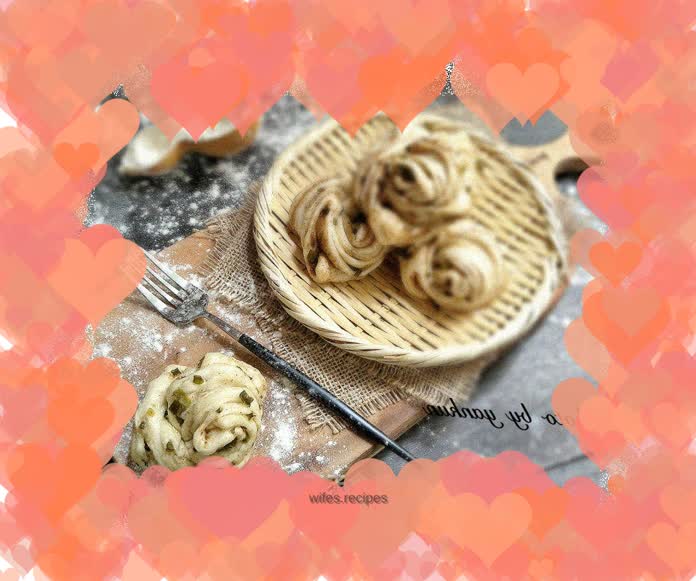 Five-spice powder and onion-flavored flower rolls