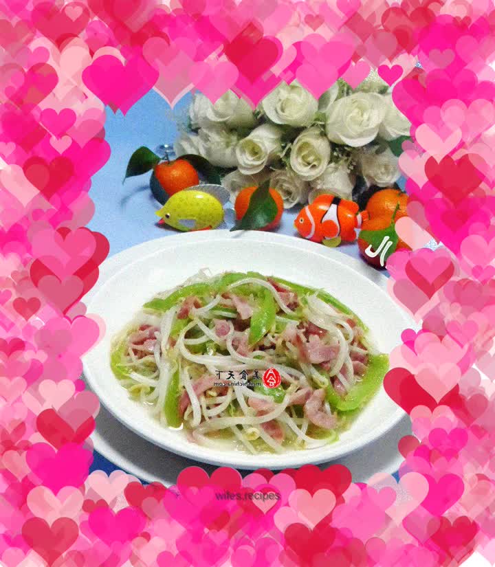 Stir-fried mung bean sprouts with pepper and bacon