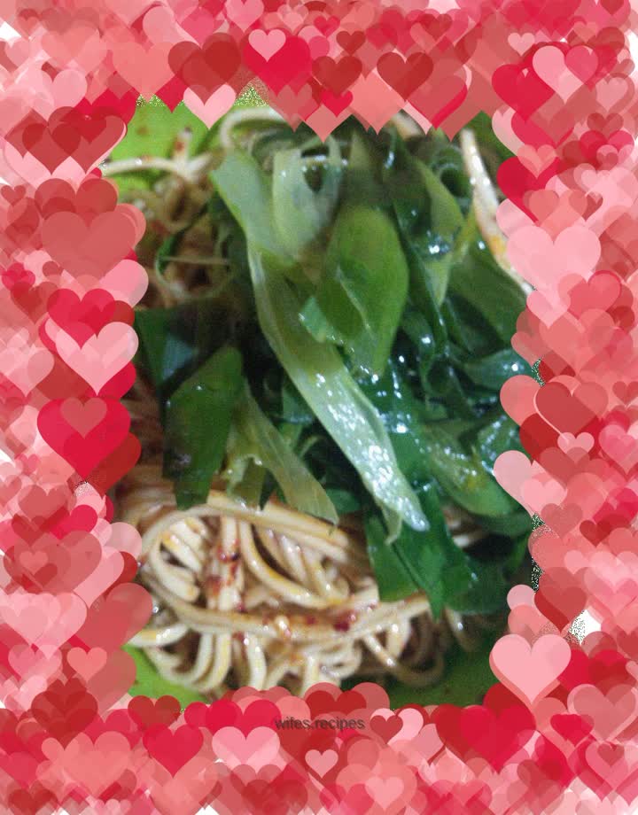 Scallion flavored red oil noodles