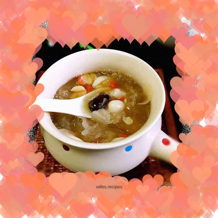 Tremella, red dates and lotus seeds soup