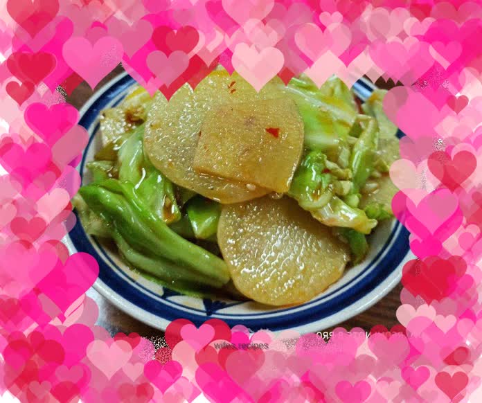 Stir-fried potatoes and cabbage