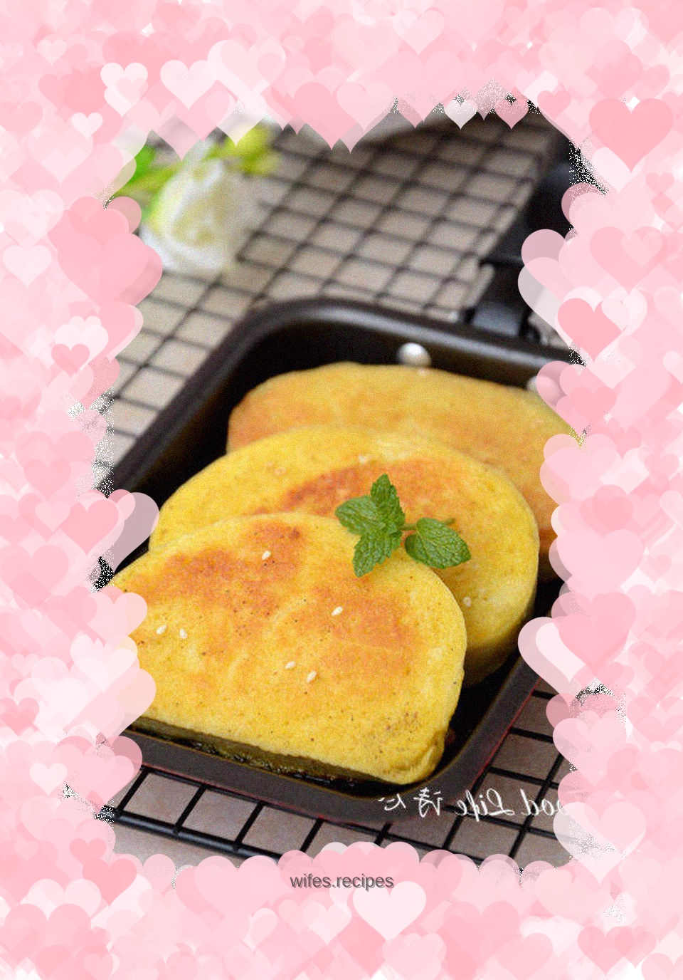 Golden steamed bun slices