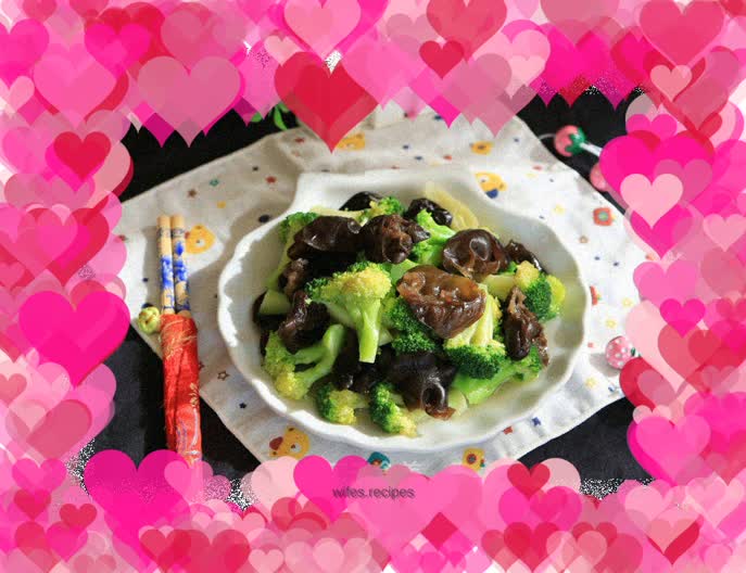 Broccoli mixed with black fungus
