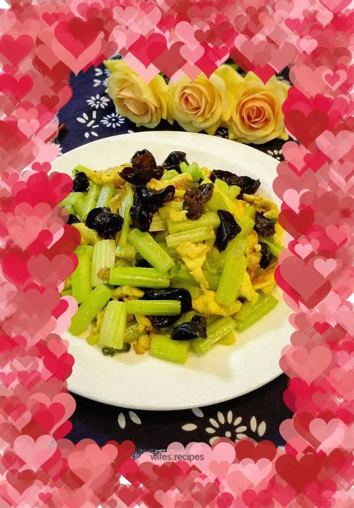 Scrambled eggs with celery and fungus