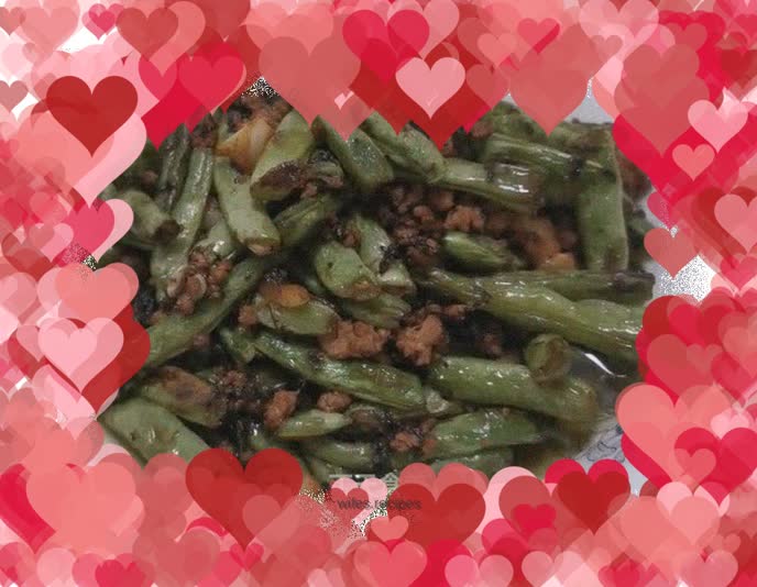 Stir-fried green beans with olives, vegetables and minced meat