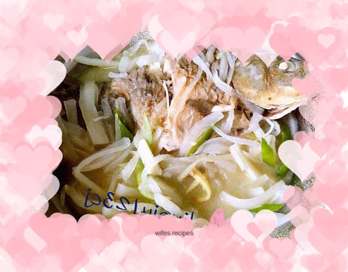 Boiled crucian carp with shredded radish