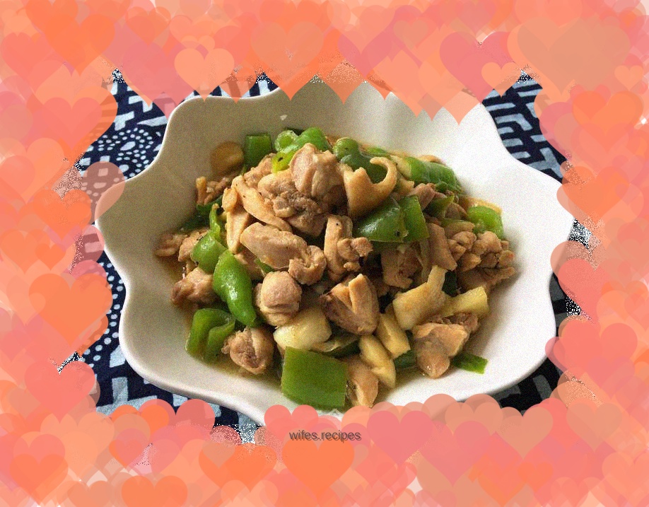 Fried chicken legs with lemon and green pepper