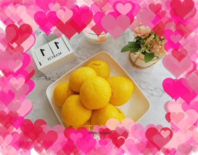 Pumpkin steamed buns