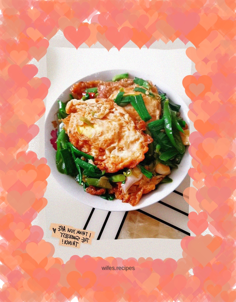 Stewed poached eggs with green pepper and garlic sprouts