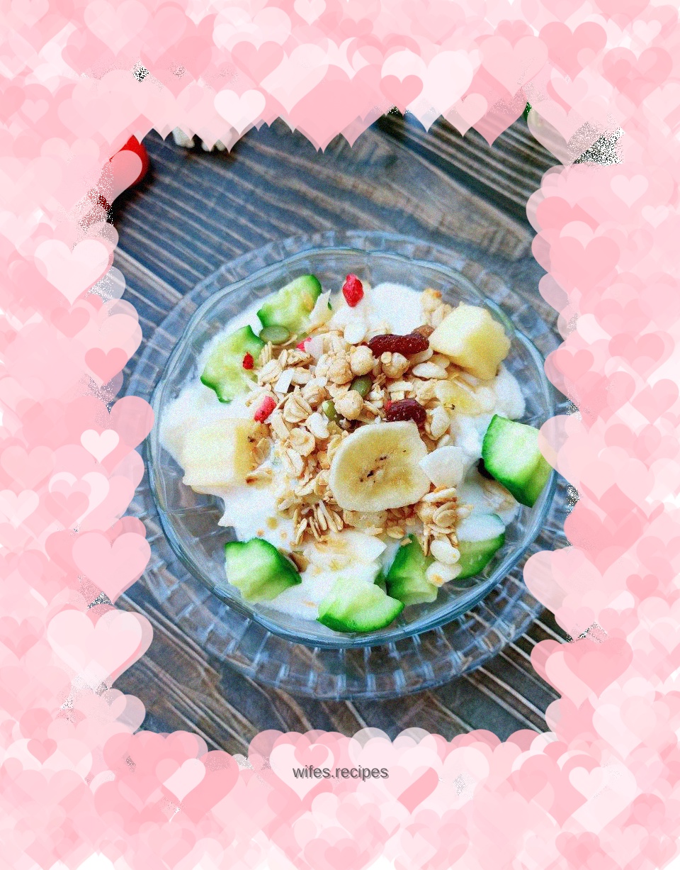 Cucumber and apple mixed with yogurt