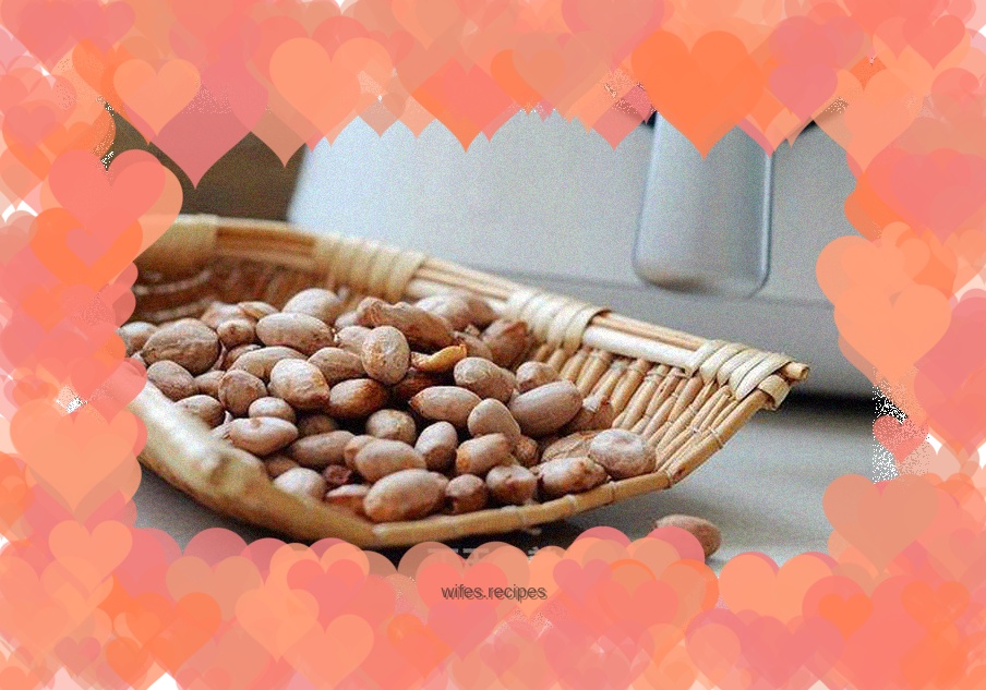 Homemade spiced peanuts as a snack for drinking