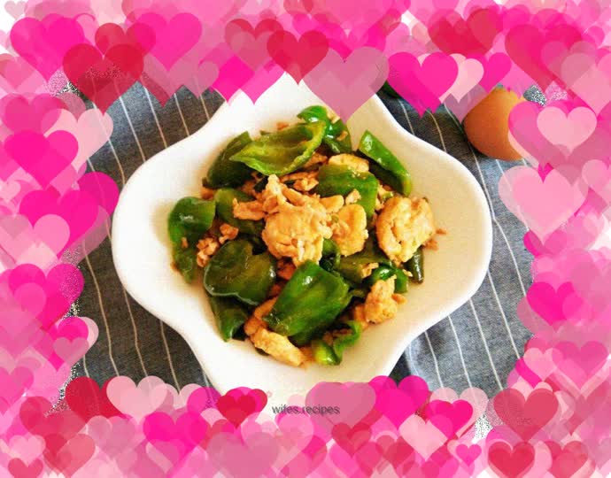 Fried eggs with green pepper