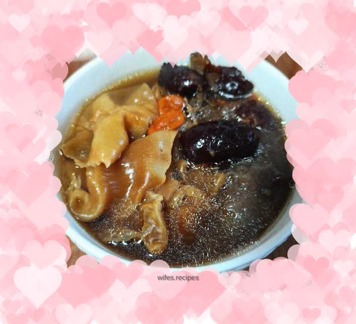 Fish maw and sea cucumber stewed chicken