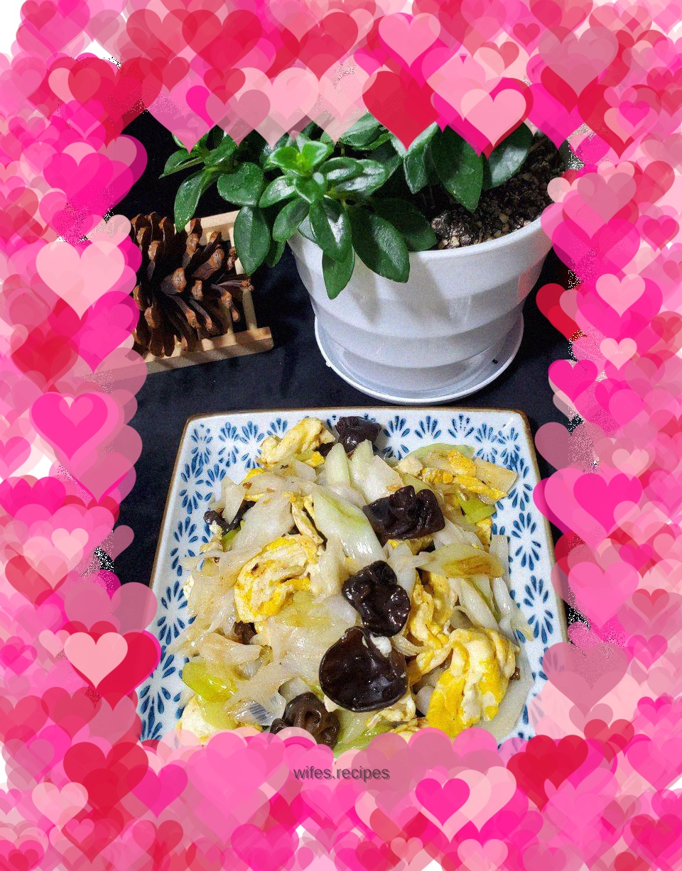 Scrambled eggs with green onions and black fungus