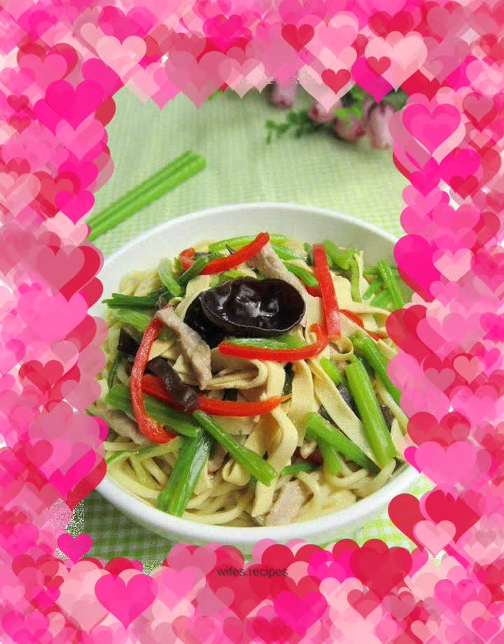 Braised noodles with celery, fungus and meat