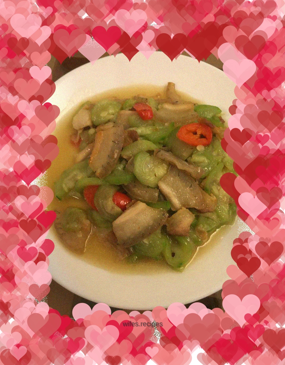 Stir-fried pork with loofah